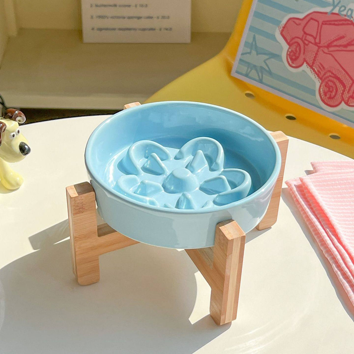 Comedero de cerámica antivoracidad con soporte de madera
